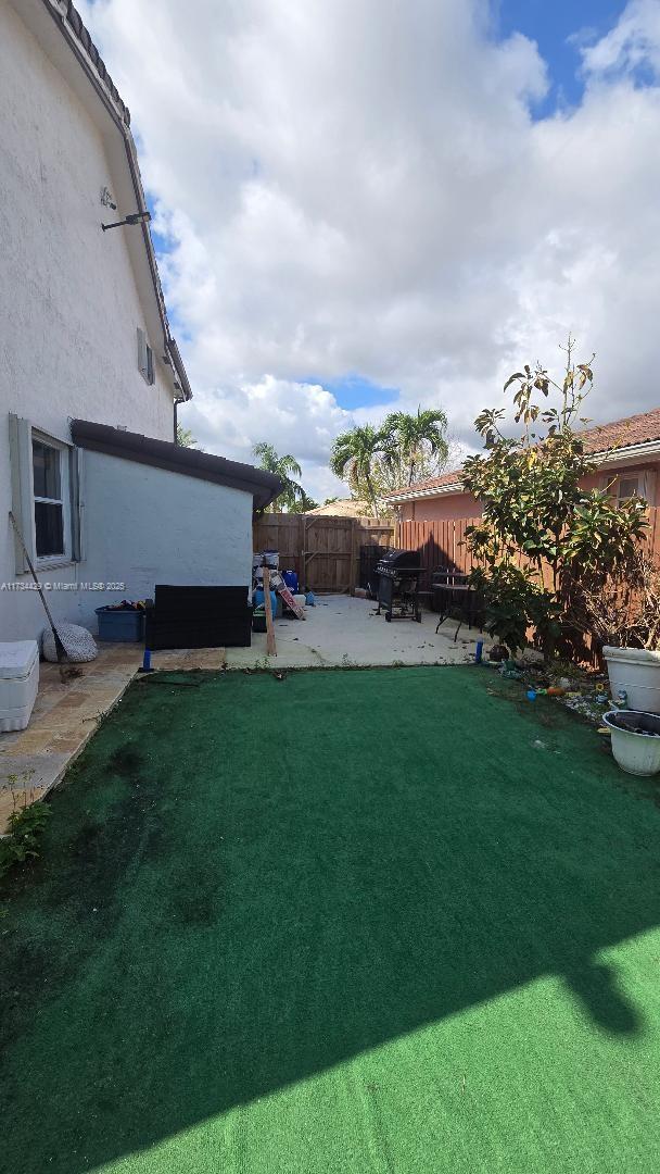 view of yard featuring a patio area