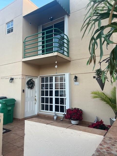 property entrance featuring a balcony