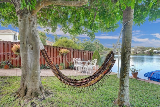 view of yard featuring a water view