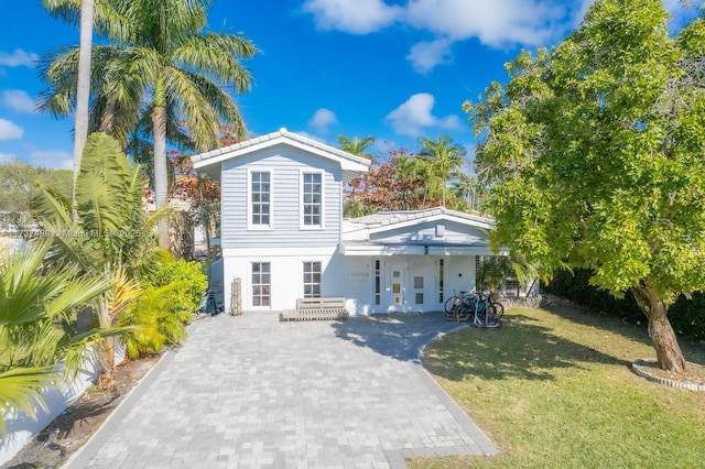 view of front of house featuring a front lawn