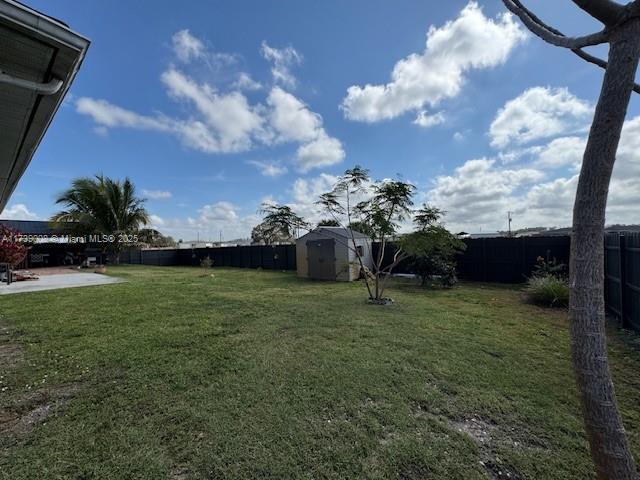 view of yard featuring a storage shed