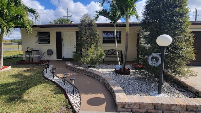 view of front of property with a front lawn