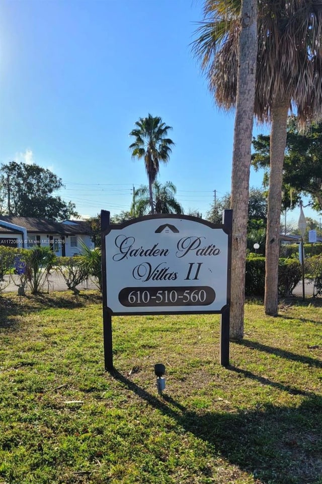 community sign with a yard