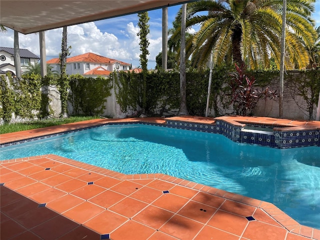 view of pool featuring an in ground hot tub