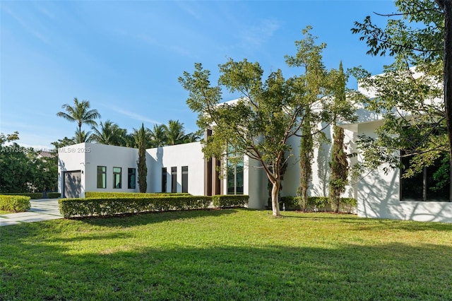 view of front of house featuring a front yard