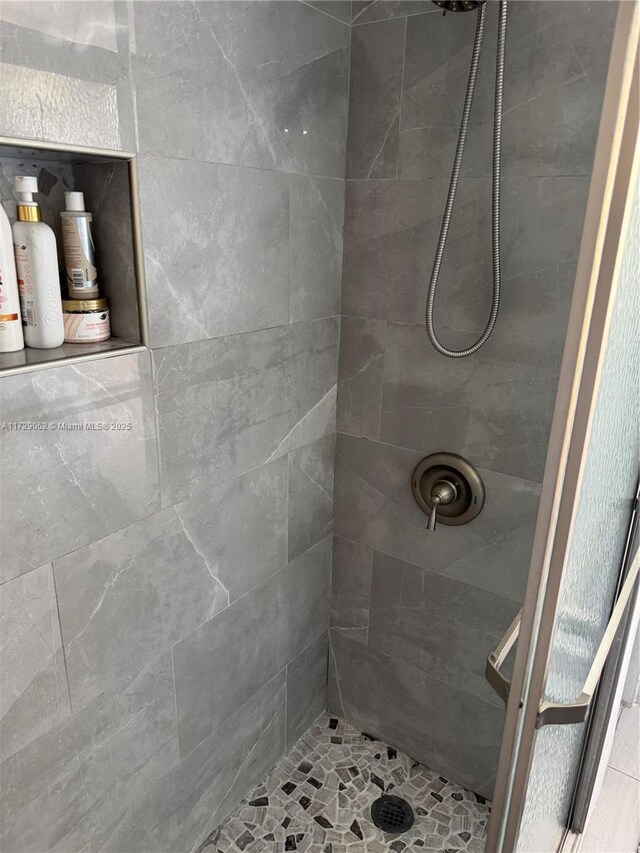 bathroom featuring a tile shower