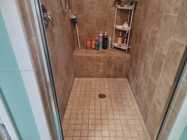 bathroom featuring a tile shower