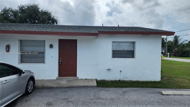 view of front of house with a front lawn