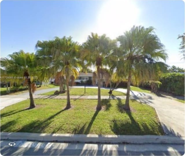 view of front of house with a front lawn