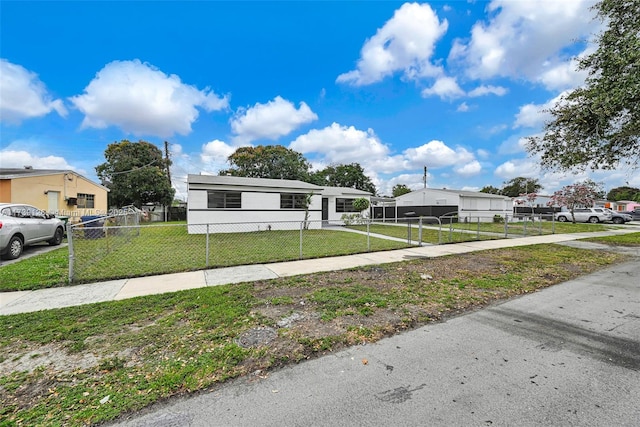 view of front of property featuring a front yard