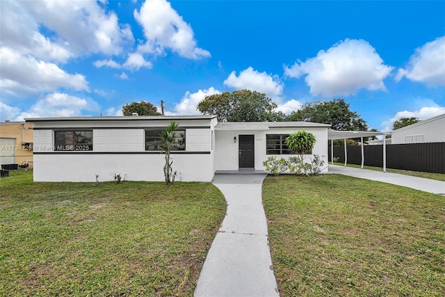 view of front of house featuring a carport and a front yard