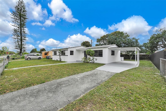 view of front of property featuring a front lawn and a carport