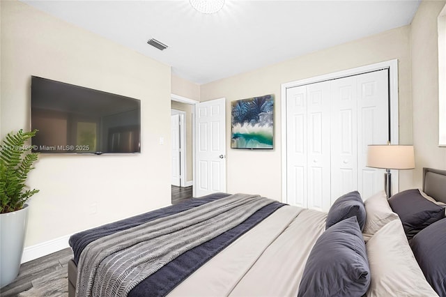 bedroom featuring dark wood-type flooring and a closet