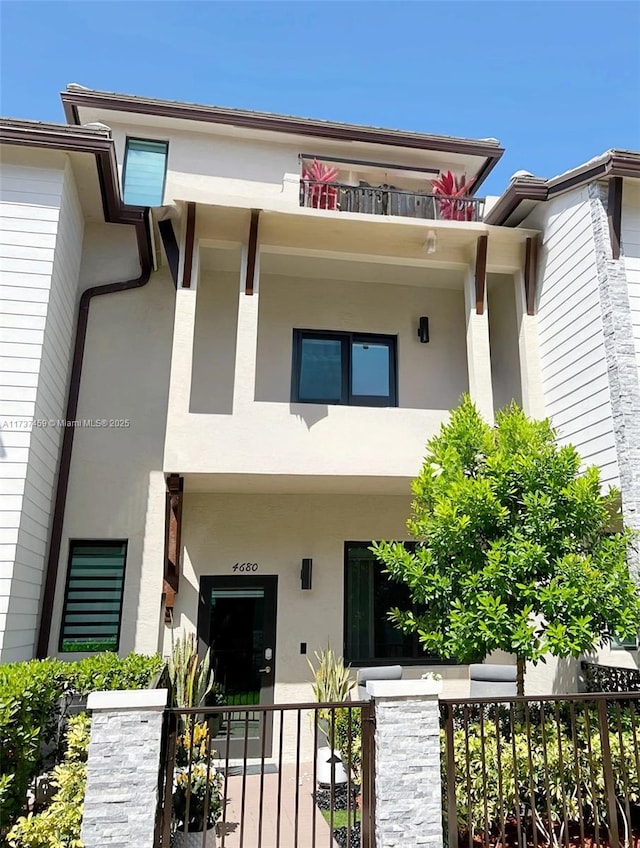 view of front of property featuring a balcony