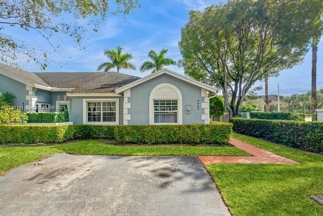 view of front of house featuring a front yard