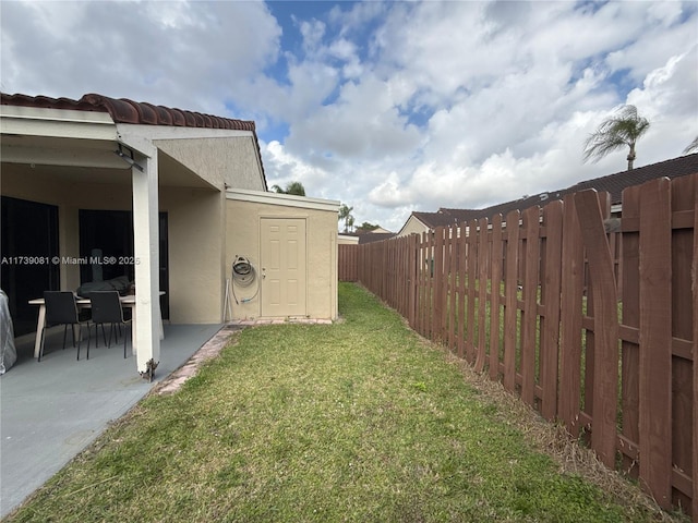 view of yard featuring a patio