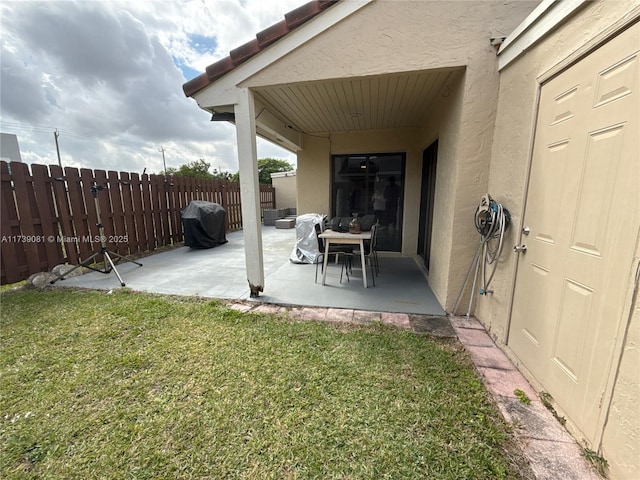 view of yard featuring a patio area