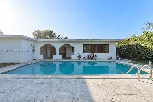 view of swimming pool