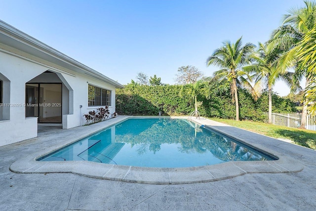 view of swimming pool