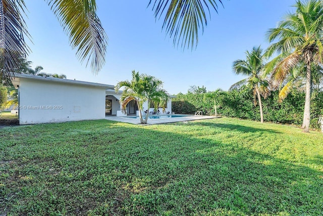 view of yard featuring a patio area