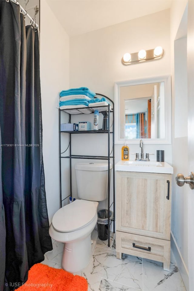 full bath with toilet, marble finish floor, curtained shower, baseboards, and vanity