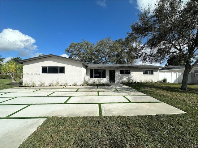 single story home featuring a front yard