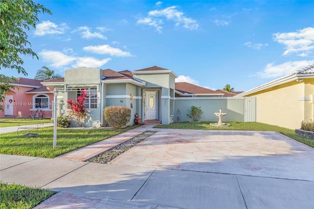 view of front of property featuring a front lawn