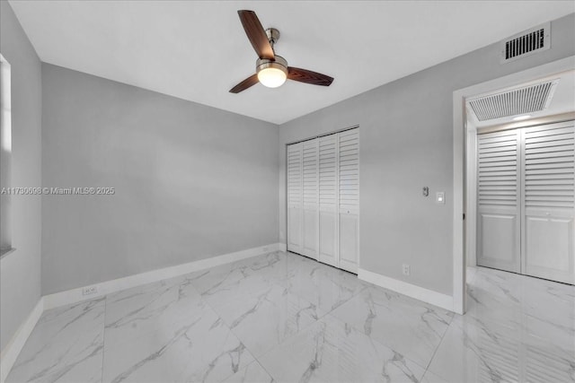 unfurnished bedroom featuring ceiling fan and a closet