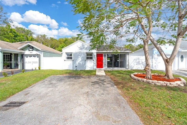 view of front of home featuring a front yard