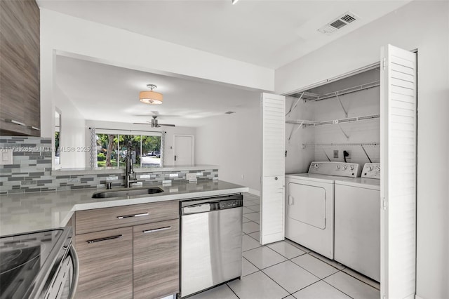 laundry room with sink, washing machine and dryer, ceiling fan, and light tile patterned flooring