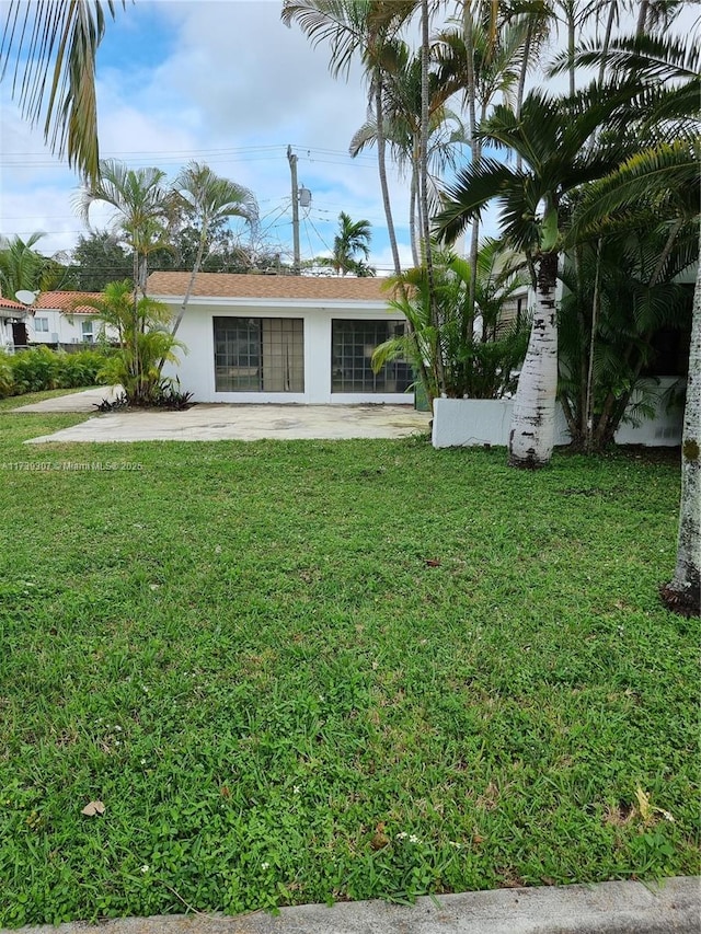 view of yard featuring a patio area