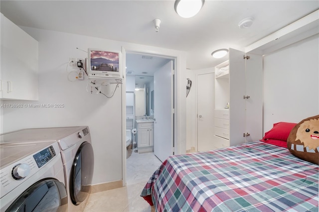 bedroom featuring ensuite bathroom and washing machine and clothes dryer