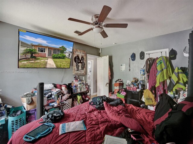 bedroom with ceiling fan