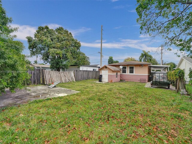 view of yard with a patio