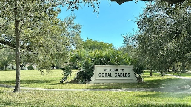 community sign featuring a yard