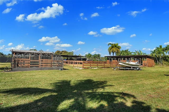 view of yard featuring an outdoor structure