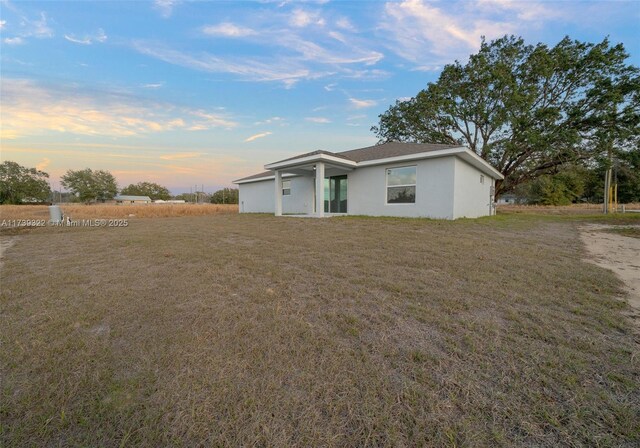 view of front of property featuring a lawn