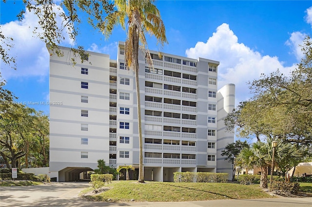 view of apartment building / complex