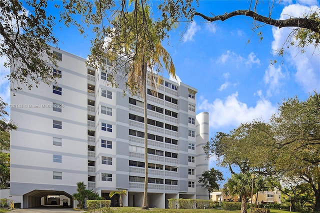 view of apartment building / complex