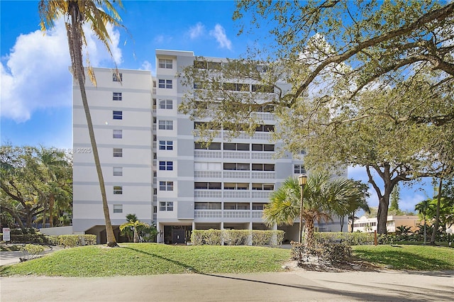 view of apartment building / complex