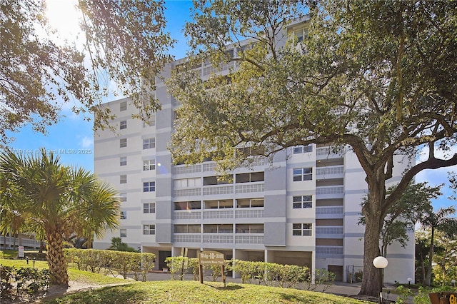 view of apartment building / complex
