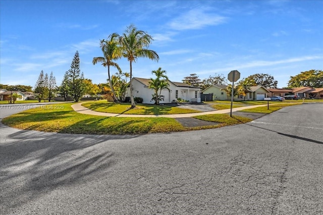 view of front of home featuring a front yard