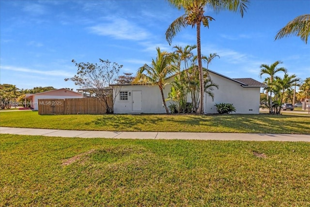 view of front of home featuring a front lawn