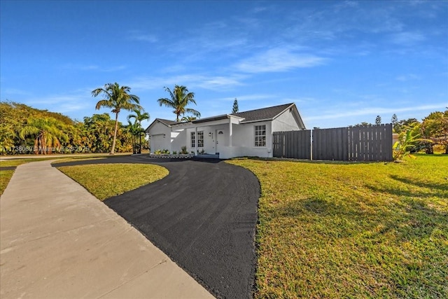 ranch-style home featuring a front lawn