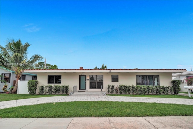 single story home with a front lawn