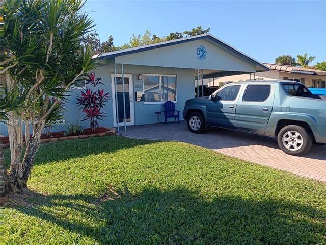 view of front facade featuring a carport and a front lawn