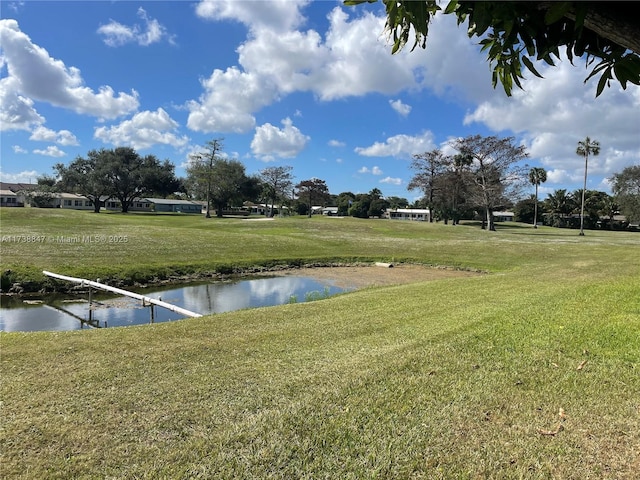 view of yard featuring a water view