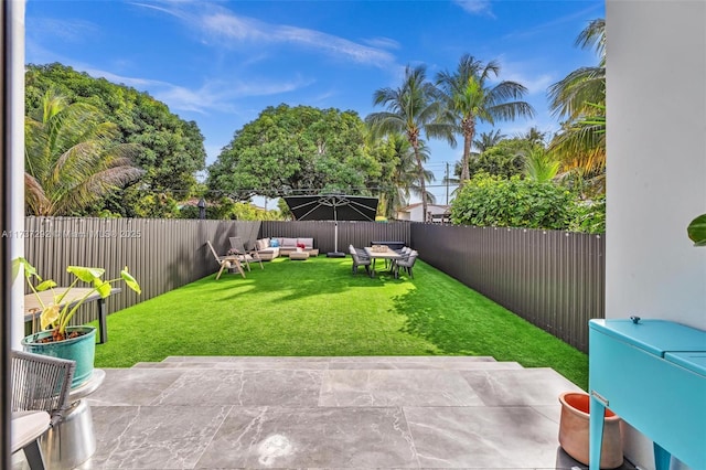 view of yard with a patio and outdoor lounge area