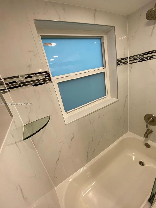 bathroom with tiled shower / bath combo