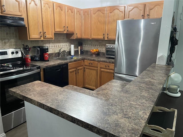 kitchen with stainless steel appliances, range hood, sink, and backsplash